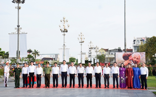 Các đại biểu dự Lễ chào cờ tại Quảng trường Hồ Chí Minh. Các đại biểu dự Lễ chào cờ tại Quảng trường Hồ Chí Minh.