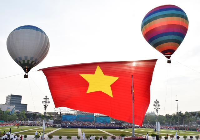 Đại kỳ Tổ quốc có kích thước 2025m² tung bay tại Quảng trường Hồ Chí Minh. Đại kỳ Tổ quốc có kích thước 2025m² tung bay tại Quảng trường Hồ Chí Minh.
