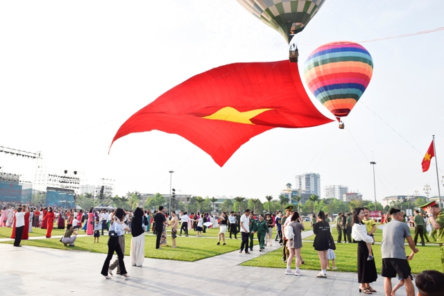 Nghệ An tổ chức Lễ chào cờ và bay Đại kỳ Tổ quốc kỷ niệm 135 năm ngày sinh Chủ tịch Hồ Chí Minh