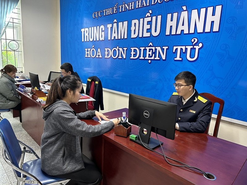 Cán bộ thuế hướng dẫn người dân nộp thuế