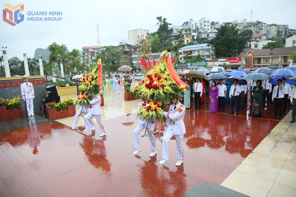 Đoàn đại biểu tỉnh Quảng Ninh dâng hương tưởng niệm Chủ tịch Hồ Chí Minh