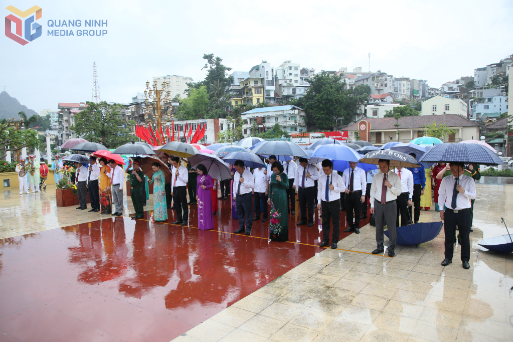 Các đại biểu dành một phút mặc niệm ghi nhớ công ơn của Chủ tịch Hồ Chí Minh và các anh hùng liệt sĩ.