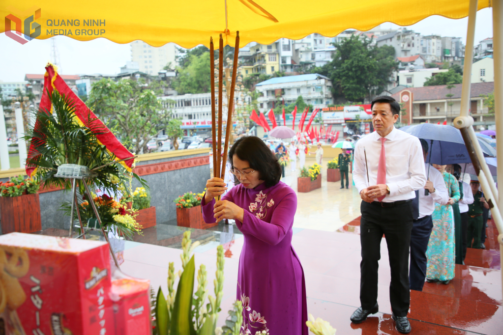 Bà Trịnh Thị Minh Thanh, Phó Bí thư Thường trực Tỉnh ủy, Chủ tịch HĐND tỉnh Quảng Ninh dâng hương tưởng niệm Chủ tịch Hồ Chí Minh và các anh hùng liệt sĩ.