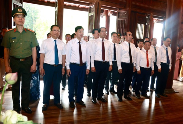 Đoàn Đại biểu tỉnh Lào Cai dâng hương kỷ niệm 135 năm ngày sinh Chủ tịch Hồ Chí Minh