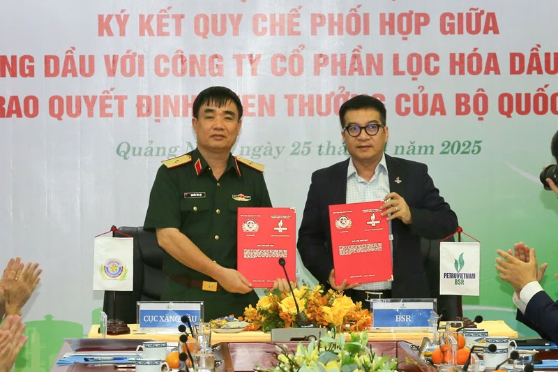 BSR và Cục Xăng dầu (Bộ Quốc phòng) ký hợp tác cung ứng xăng dầu cho các thiết bị đặc chủng quốc phòng BSR và Cục Xăng dầu (Bộ Quốc phòng) ký hợp tác cung ứng xăng dầu cho các thiết bị đặc chủng quốc phòng