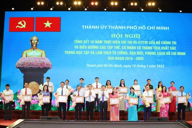 TP. HCM khen thưởng 341 điển hình trong học tập và làm theo lời Bác