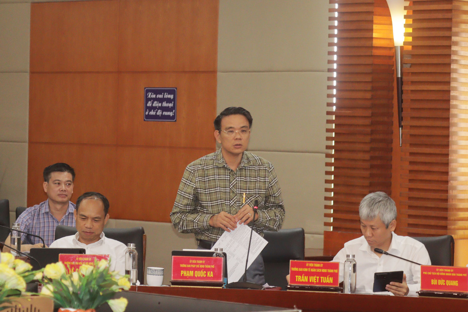 Trưởng Ban Pháp chế HĐND thành phố phát biểu ý kiến tại cuộc họp.