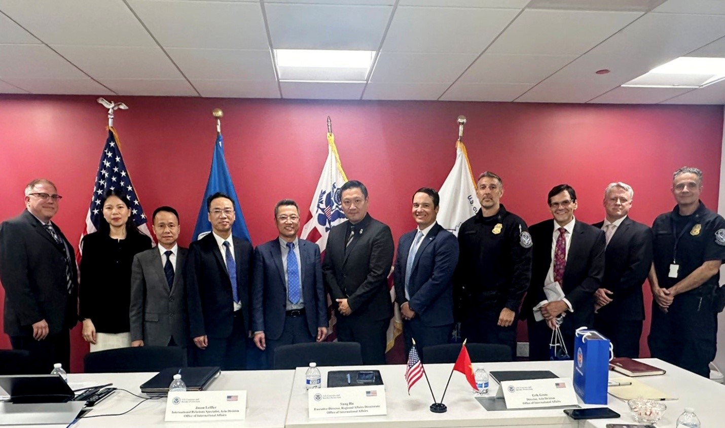 Đại diện Cơ quan Hải quan và Bảo vệ Biên giới Hoa Kỳ (CBP) và đoàn công tác Bộ Tài chính Việt Nam tại buổi làm việc Đại diện Cơ quan Hải quan và Bảo vệ Biên giới Hoa Kỳ (CBP) và đoàn công tác Bộ Tài chính Việt Nam tại buổi làm việc