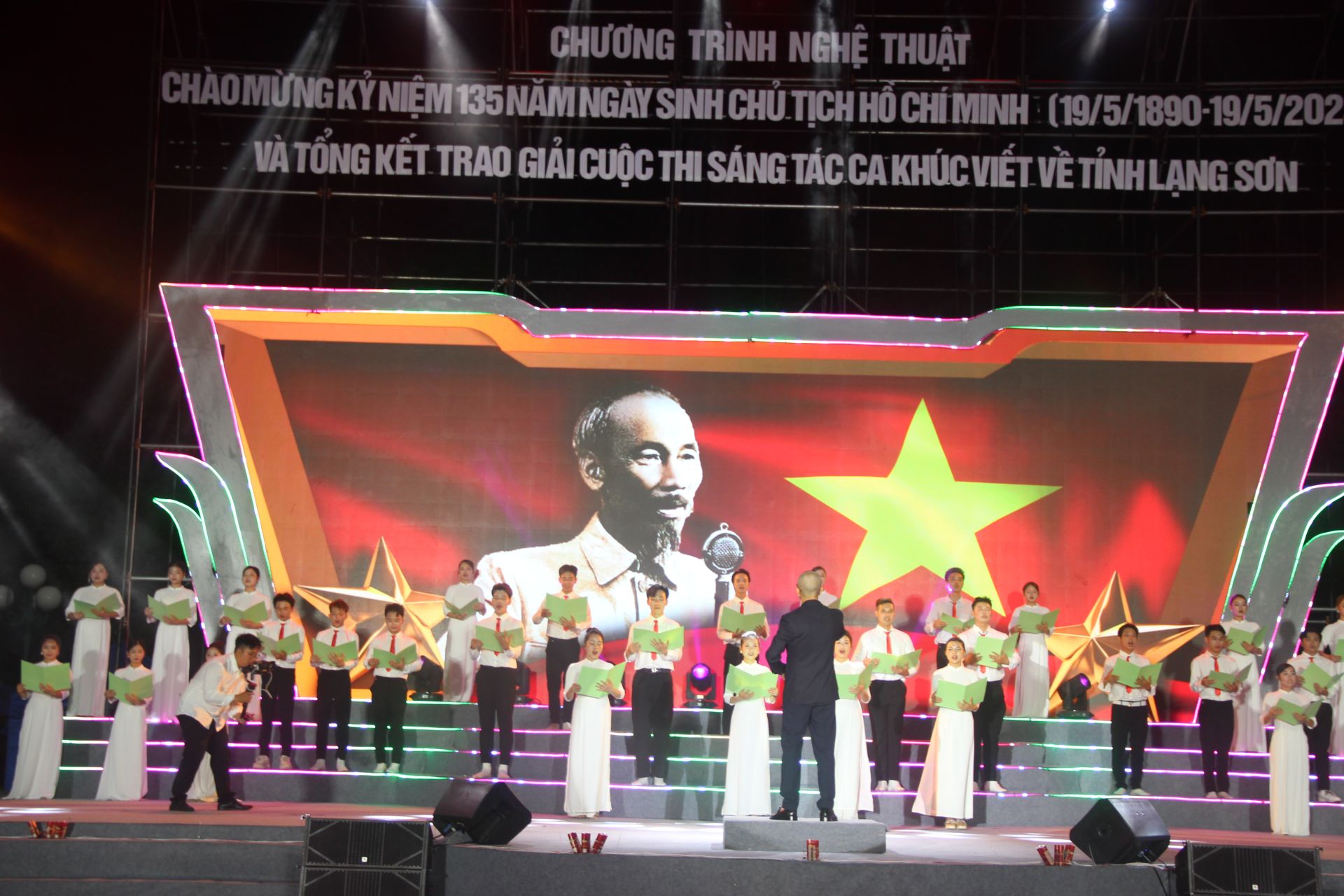 Nhiều tiết mục nghệ thuật đặc sắc ca ngợi về Hồ Chí Minh được biểu diễn tại chương trình