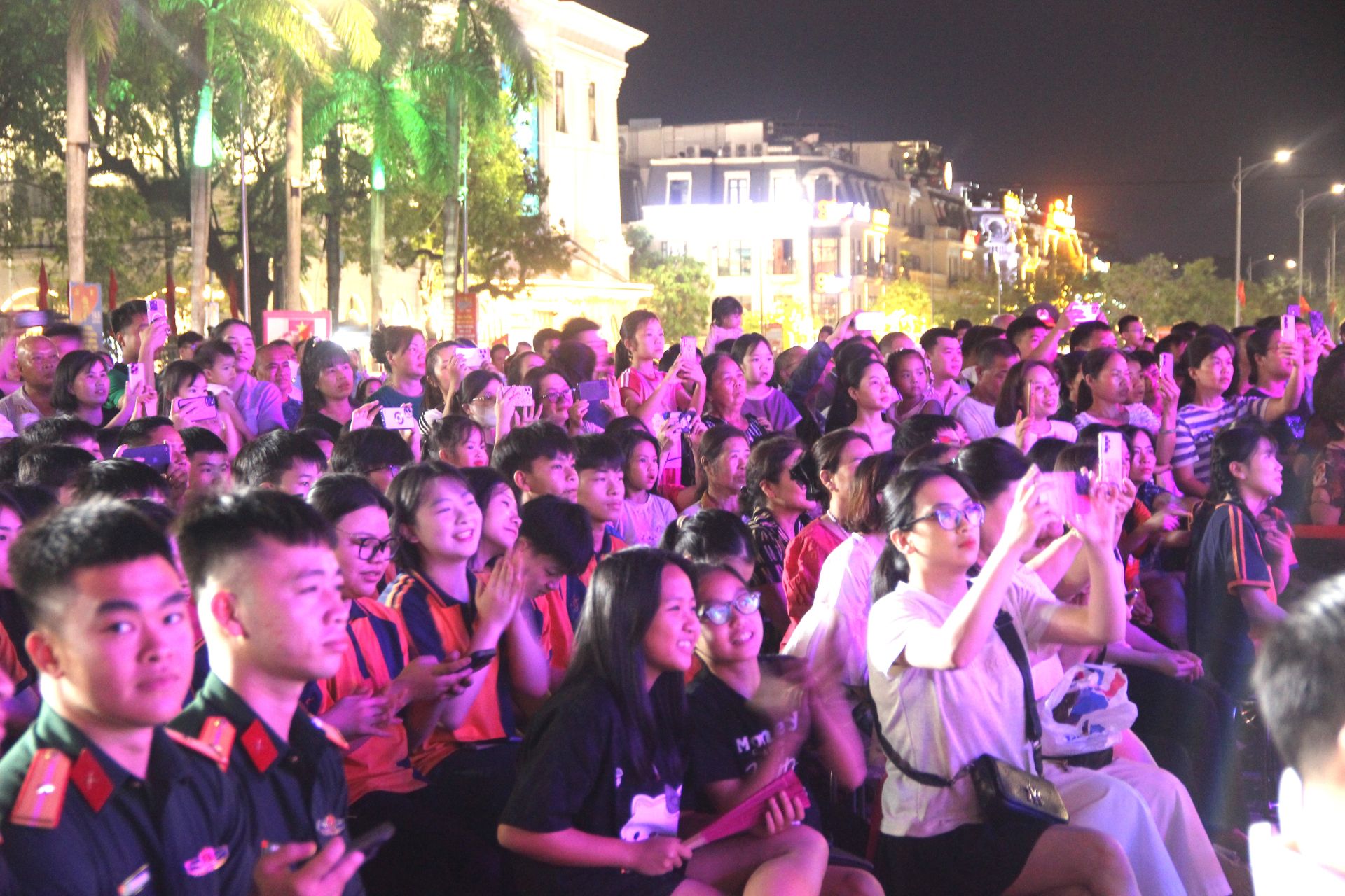 Đông đảo nhân dân Lạng Sơn tham dự, cổ vũ các tiết mục nghệ thuật đặc sắc tại chương trình