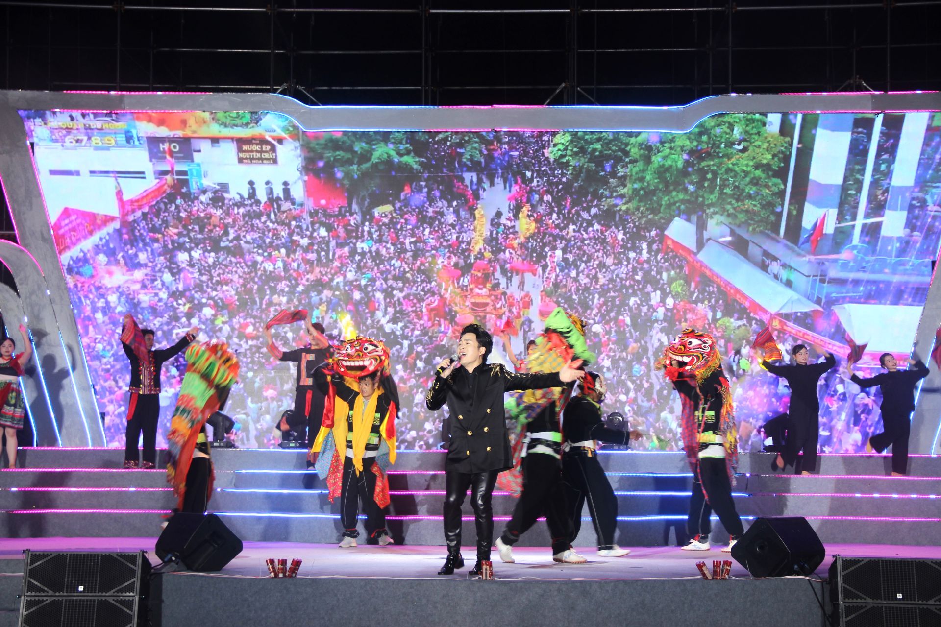 Ca sĩ Tùng Dương thể hiện ca khúc Xứ Lạng miền lễ hội, tác phẩm của nhạc sĩ Đoàn Đăng Khôi - tác phẩm đạt giải nhì tại Cuộc thi sáng tác ca khúc viết về tỉnh Lạng Sơn