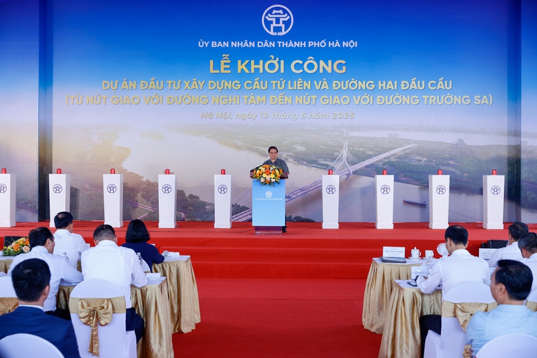 Thủ tướng nhấn mạnh dự án cầu Tứ Liên sẽ góp phần giải quyết vấn đề giao thông của Hà Nội, kết nối giữa các khu vực của Hà Nội, kết nối vùng, kết nối quốc tế qua các sân bay Nội Bài và sân bay Gia Bình - Ảnh: VGP/Nhật Bắc Thủ tướng nhấn mạnh dự án cầu Tứ Liên sẽ góp phần giải quyết vấn đề giao thông của Hà Nội, kết nối giữa các khu vực của Hà Nội, kết nối vùng, kết nối quốc tế qua các sân bay Nội Bài và sân bay Gia Bình - Ảnh: VGP/Nhật Bắc