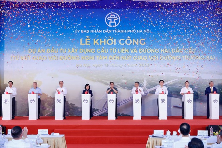 Thủ tướng Phạm Minh Chính và các đại biểu thực hiện nghi thức khởi công dự án đầu tư xây dựng cầu Tứ Liên và đường hai đầu cầu - Ảnh: VGP/Nhật Bắc Thủ tướng Phạm Minh Chính và các đại biểu thực hiện nghi thức khởi công dự án đầu tư xây dựng cầu Tứ Liên và đường hai đầu cầu - Ảnh: VGP/Nhật Bắc