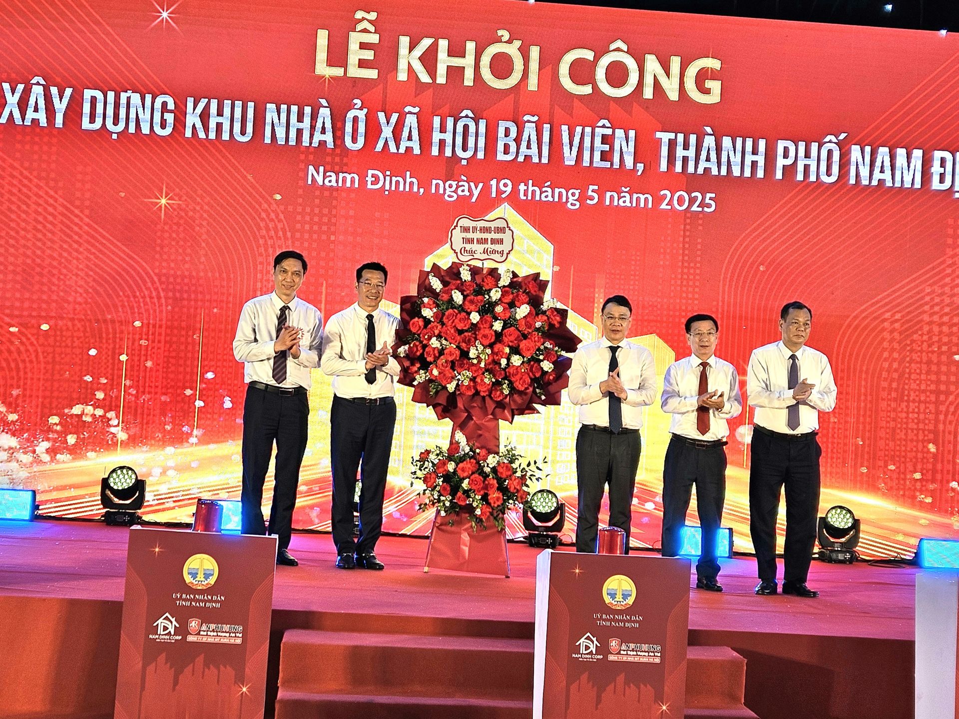 Phó Chánh Văn phòng Trung ương Đảng, ông Phạm Gia Túc tặng hoa chúc mừng chủ đầu tư Phó Chánh Văn phòng Trung ương Đảng, ông Phạm Gia Túc tặng hoa chúc mừng chủ đầu tư
