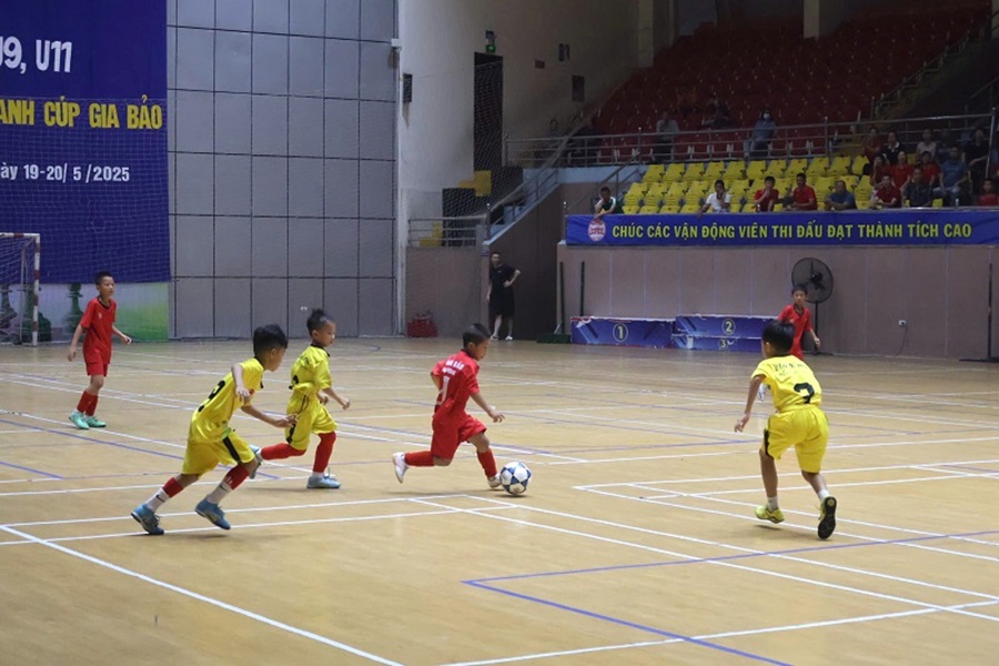 Trận đấu khai mạc giữa U9 Gia Bảo Hải Dương (áo đỏ) và đội U9 Phú Thọ (áo vàng)