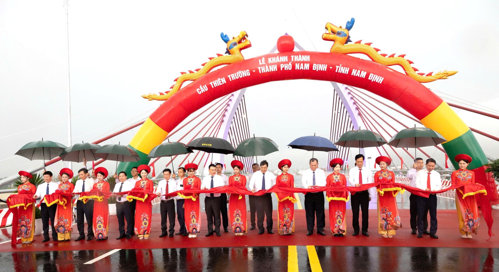 Các đại biểu thực hiện nghi thức cắt băng khánh thành cầu Thiên Trường