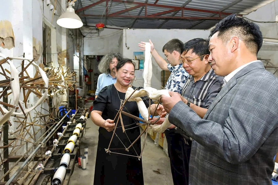 Mô hình dệt lụa tại làng Vạn Phúc (quận Hà Đông, Hà Nội). Ảnh: Minh Phú Mô hình dệt lụa tại làng Vạn Phúc (quận Hà Đông, Hà Nội). Ảnh: Minh Phú