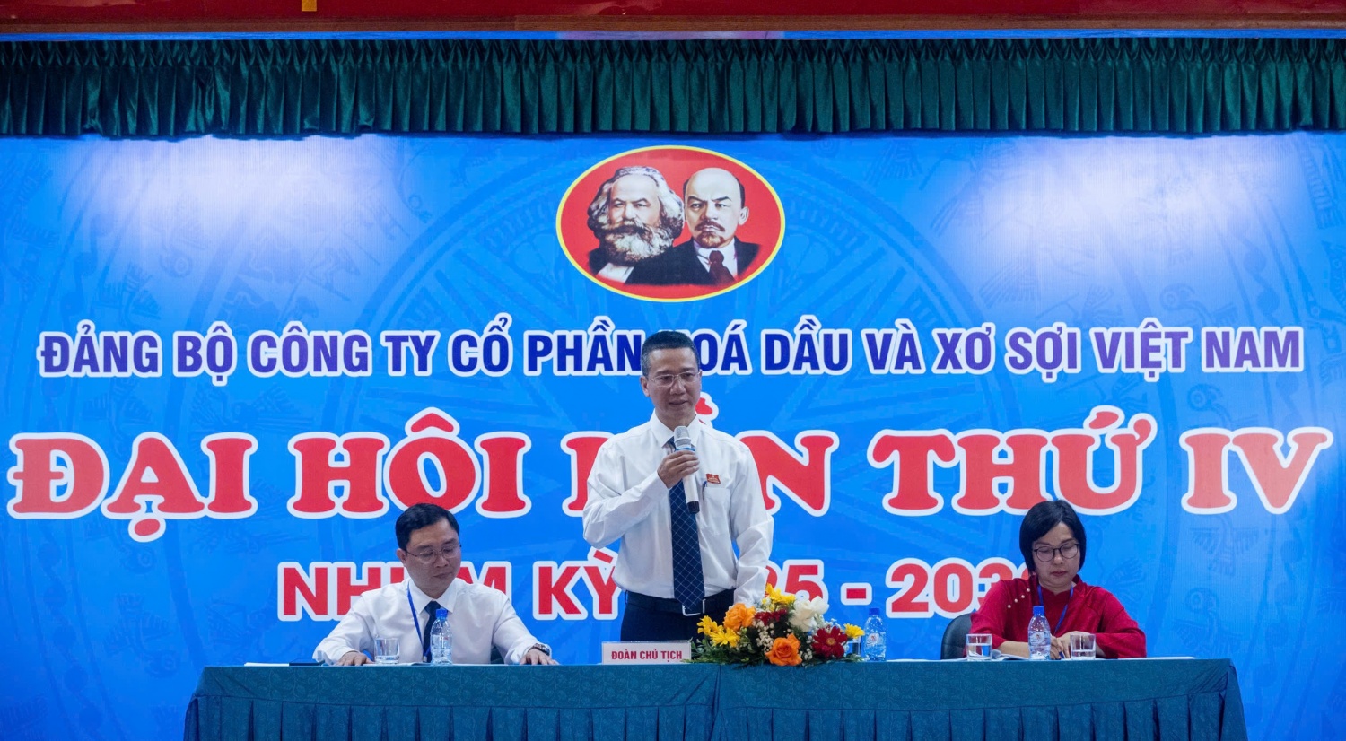 Đoàn Chủ tịch điều hành Đại hội Đảng bộ VNPOLY lần thứ IV Đoàn Chủ tịch điều hành Đại hội Đảng bộ VNPOLY lần thứ IV