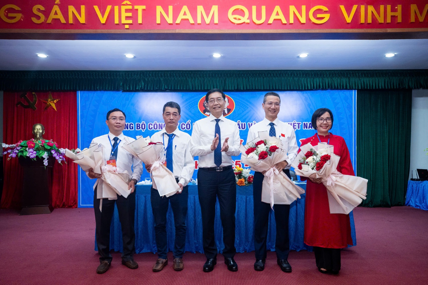 Ban Chấp hành Đảng bộ VNPOLY nhiệm kỳ 2025-2030 ra mắt Đại hội Ban Chấp hành Đảng bộ VNPOLY nhiệm kỳ 2025-2030 ra mắt Đại hội