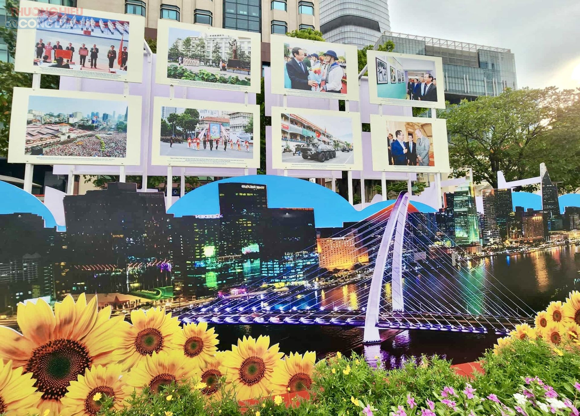 100 bức ảnh khắc họa hành trình từ tuổi thơ đến thời điểm Bác quyết tâm ra đi tìm đường cứu nước được trưng bày trang trọng tại phố đi bộ Nguyễn Huệ (quận 1, TP HCM).