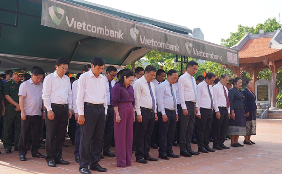 Các đại biểu mặc niệm tưởng nhớ công ơn Chủ tịch Hồ Chí Minh và các anh hùng liệt sỹ.