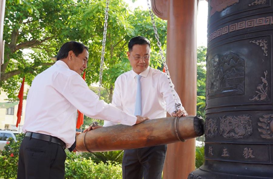 Lãnh đạo Quảng Bình và Bô-Ly-Khăm-Xay dâng hương tưởng niệm Bác Hồ và các anh hùng liệt sỹ