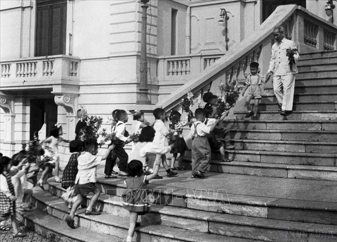 Các cháu thiếu nhi Thủ đô đến chúc thọ Bác Hồ tại Phủ Chủ tịch, ngày 19/5/1958. Ảnh TTXVN. Các cháu thiếu nhi Thủ đô đến chúc thọ Bác Hồ tại Phủ Chủ tịch, ngày 19/5/1958. Ảnh TTXVN.