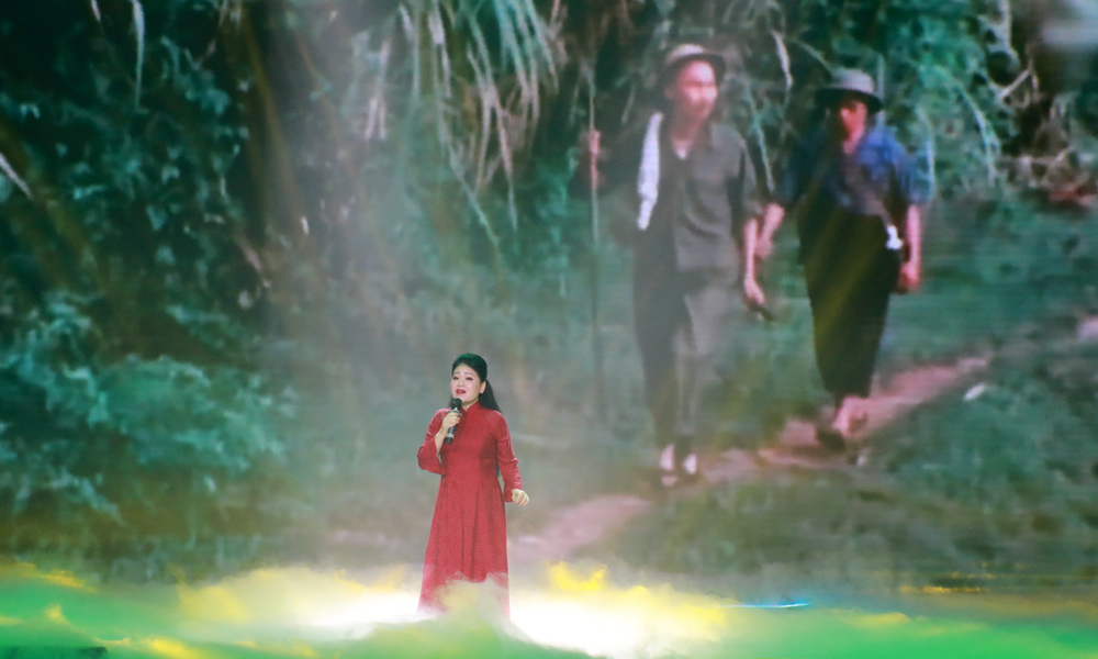 Ca sĩ Anh Thơ thể hiện ca khúc 