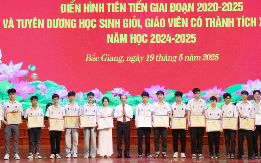 Bắc Giang biểu dương điển hình tiên tiến ngành Giáo dục và tuyên dương học sinh giỏi, giáo viên bồi dưỡng học sinh giỏi