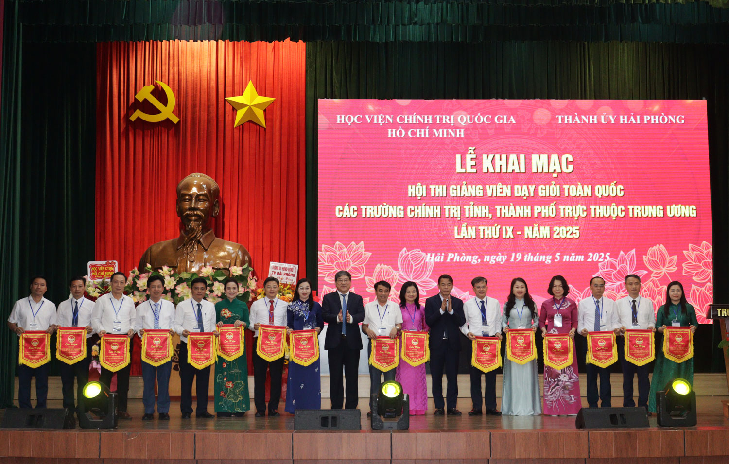 Trao Cờ lưu niệm cho các đơn vị tham gia Hội thi. Trao Cờ lưu niệm cho các đơn vị tham gia Hội thi.