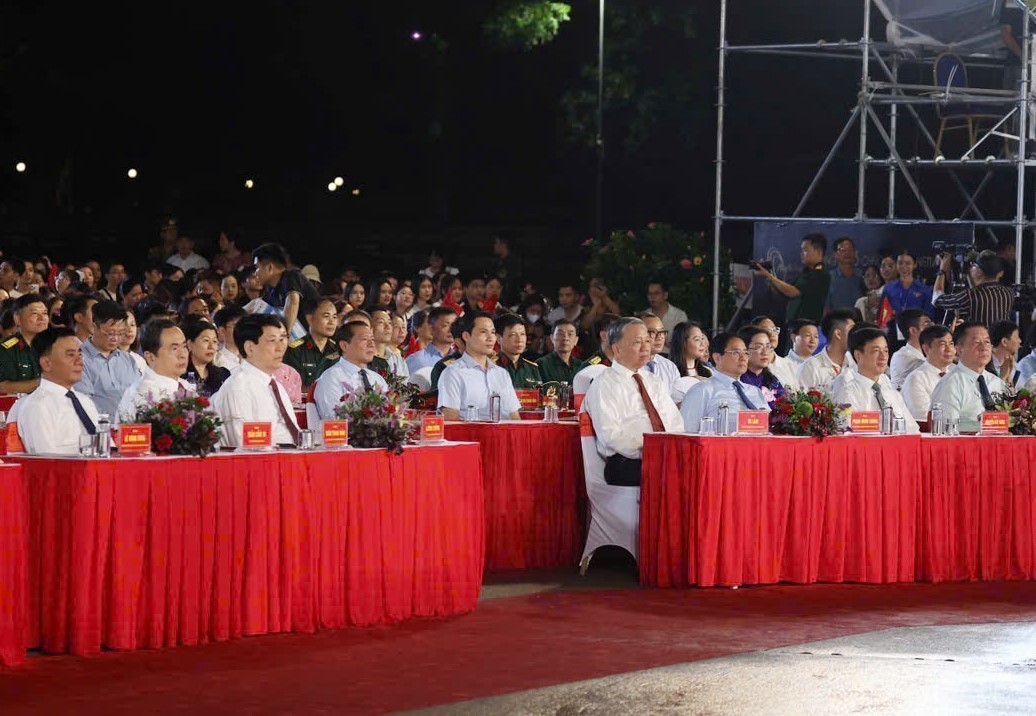 Tổng Bí thư Tô Lâm, Chủ tịch nước Lương Cường, Thủ tướng Phạm Minh Chính, Chủ tịch Quốc hội Trần Thanh Mẫn cùng các đồng chí Lãnh đạo Đảng, Nhà nước dự chương trình. Ảnh: Thống Nhất - TTXVN Tổng Bí thư Tô Lâm, Chủ tịch nước Lương Cường, Thủ tướng Phạm Minh Chính, Chủ tịch Quốc hội Trần Thanh Mẫn cùng các đồng chí Lãnh đạo Đảng, Nhà nước dự chương trình. Ảnh: Thống Nhất - TTXVN