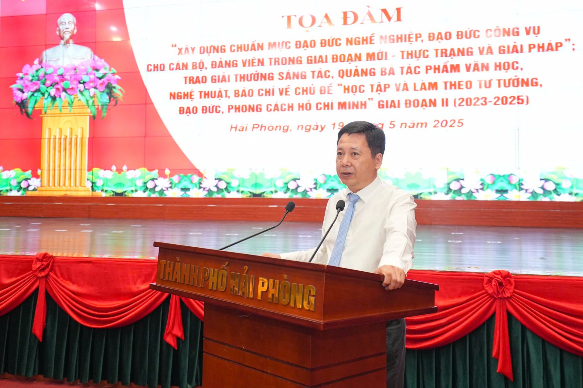 Đồng chí Đào Văn Hoàn, Phó Ban Tuyên giáo và Dân vận Thành ủy báo cáo tổng kết Cuộc thi sáng tác, quảng bá tác phẩm văn học, nghệ thuật, báo chí về chủ đề “Học tập và làm theo tư tưởng, đạo đức, phong cách Hồ Chí Minh” giai đoạn 2. Đồng chí Đào Văn Hoàn, Phó Ban Tuyên giáo và Dân vận Thành ủy báo cáo tổng kết Cuộc thi sáng tác, quảng bá tác phẩm văn học, nghệ thuật, báo chí về chủ đề “Học tập và làm theo tư tưởng, đạo đức, phong cách Hồ Chí Minh” giai đoạn 2.