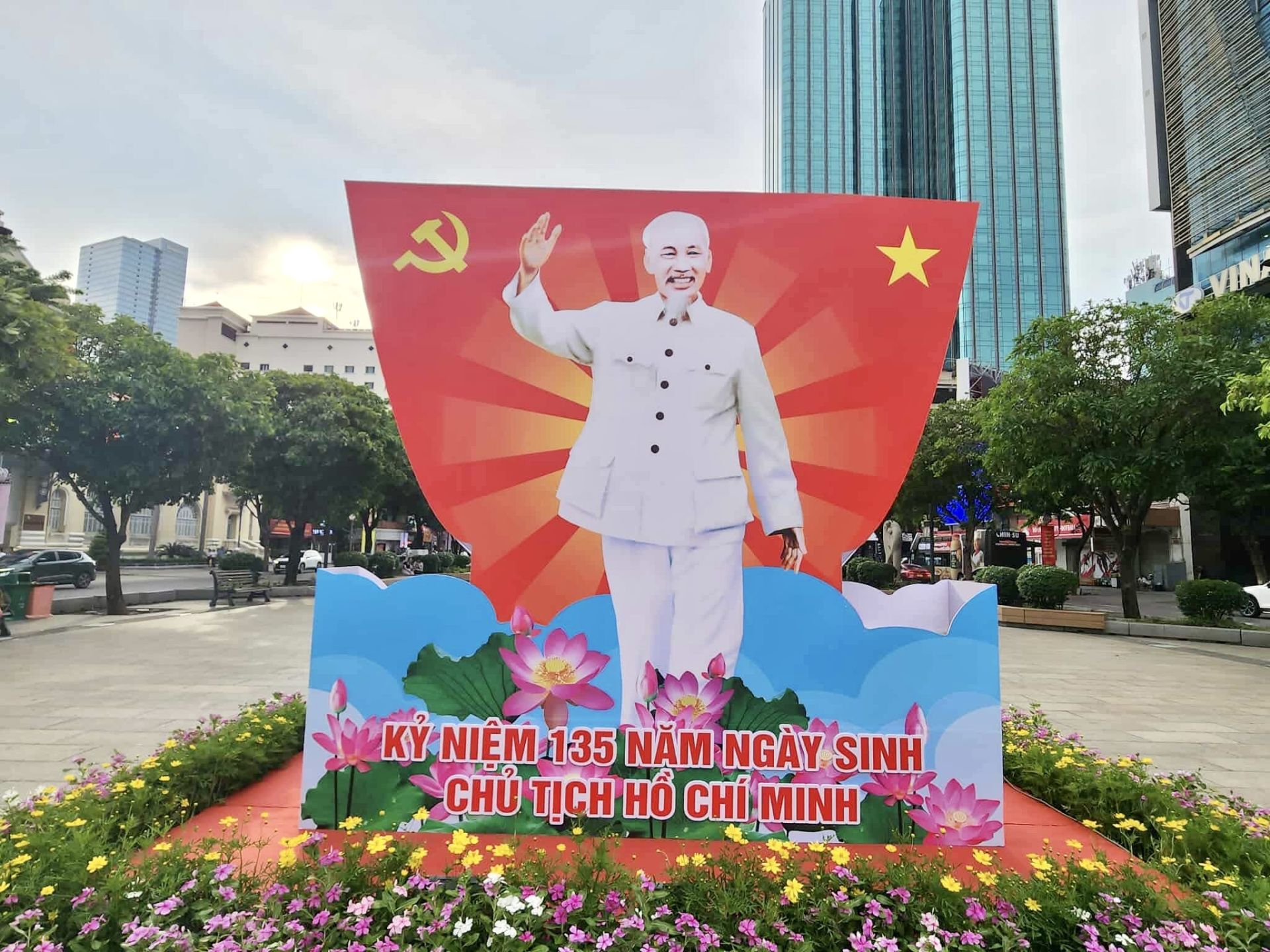 TP. HCM: Rực rỡ cờ hoa kỷ niệm 135 năm Ngày sinh Chủ tịch Hồ Chí Minh