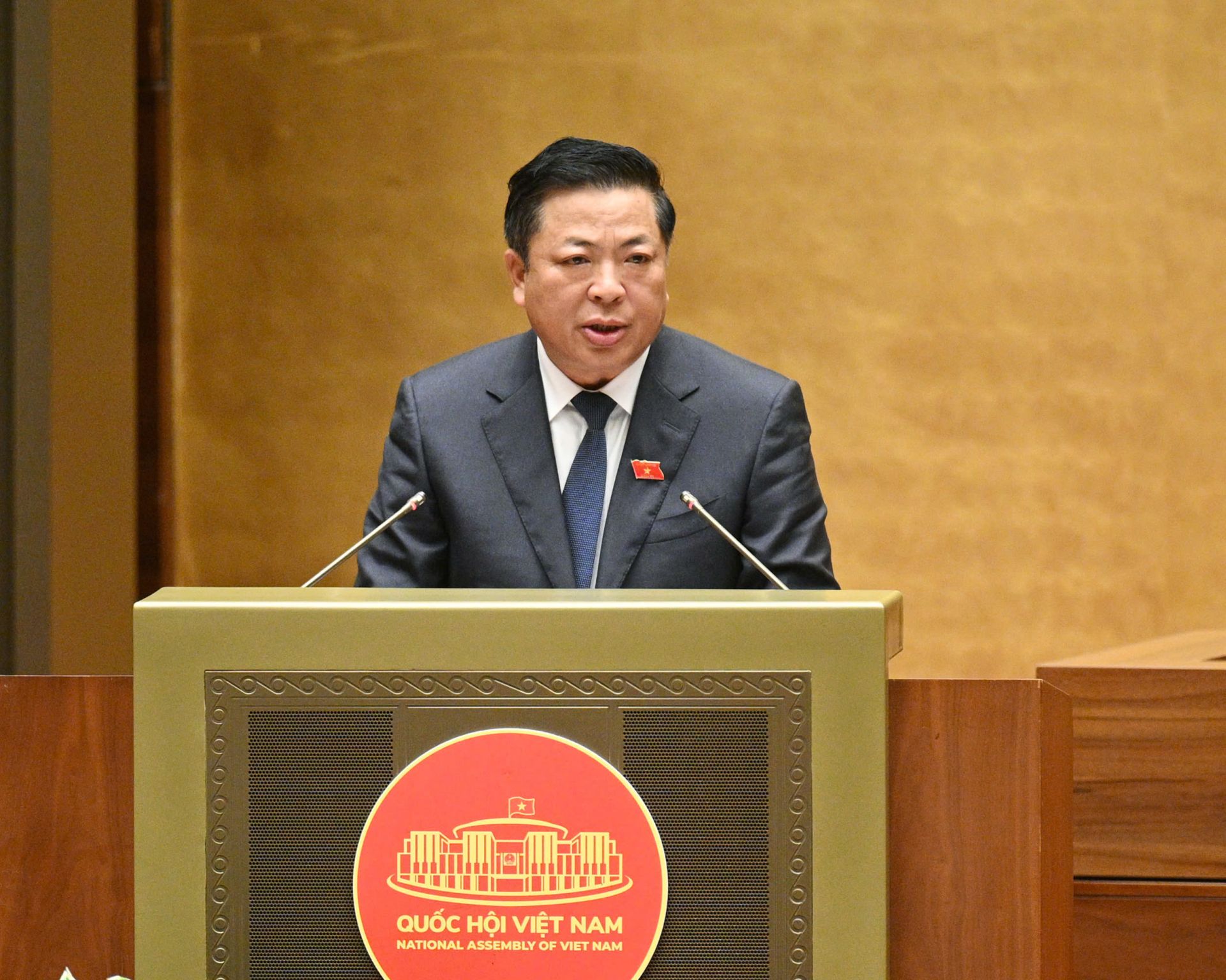 Bộ trưởng Xây dựng Trần Hồng Minh trình bày Tờ trình Dự thảo Nghị quyết thí điểm về một số cơ chế, chính sách đặc thù phát triển nhà ở xã hội