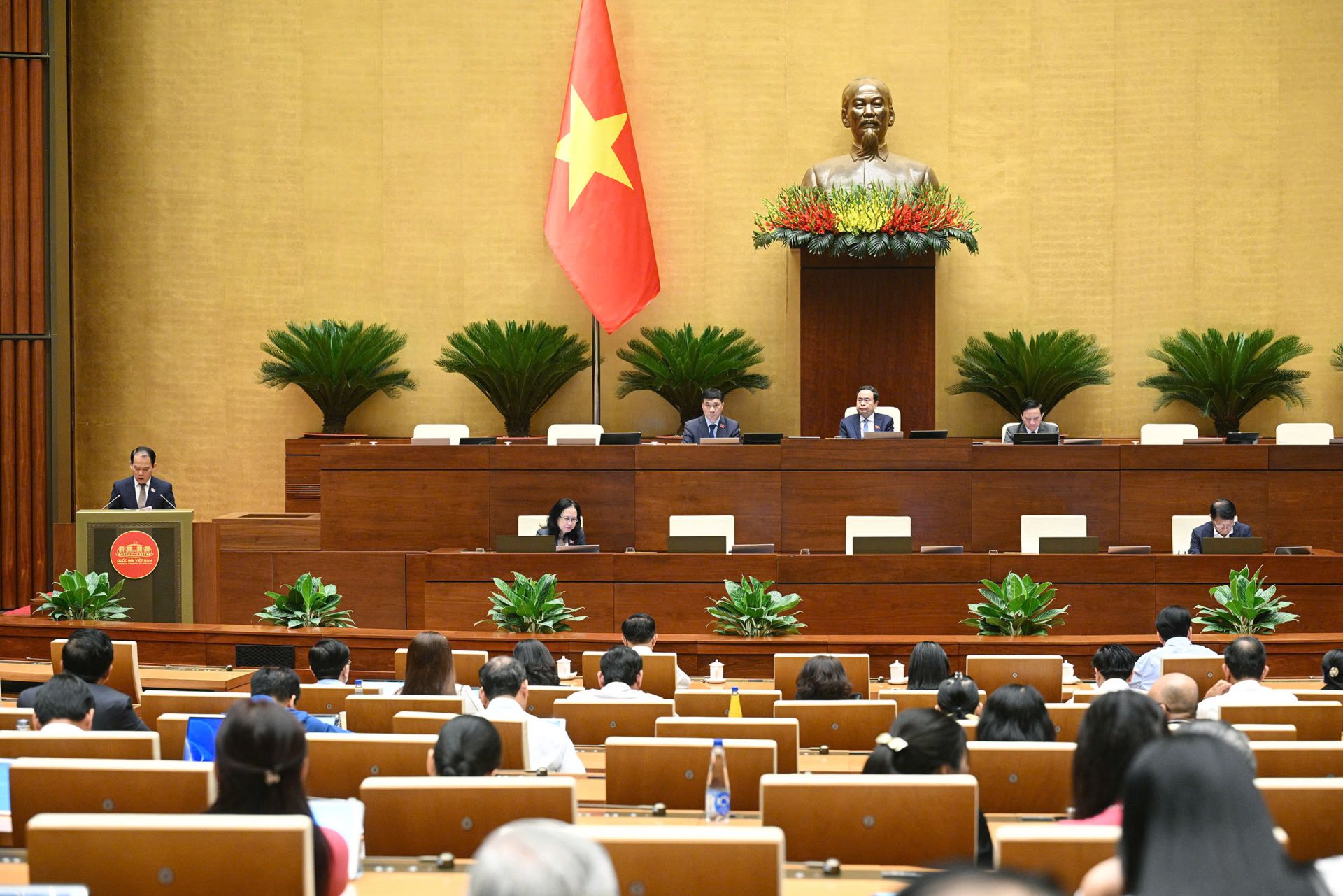 Quốc hội nghe Tờ trình Dự thảo Nghị quyết thí điểm về một số cơ chế, chính sách đặc thù phát triển nhà ở xã hội