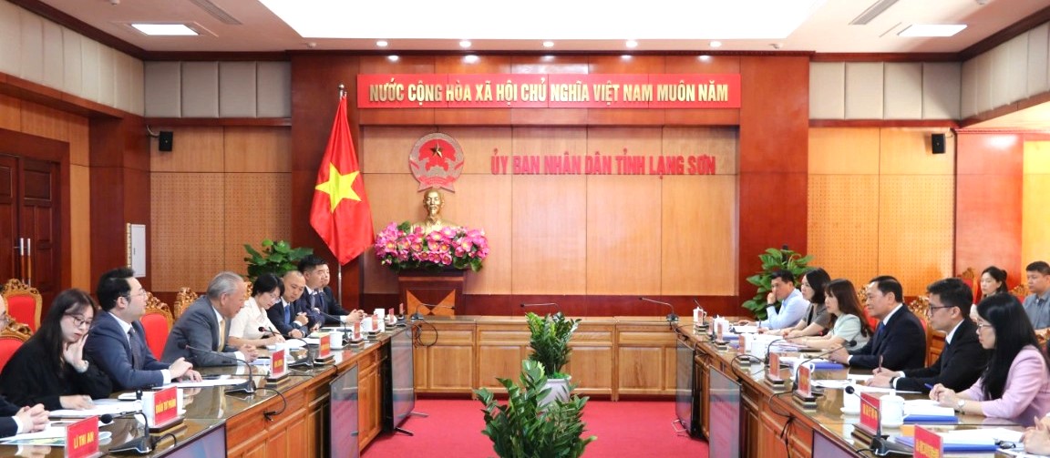 Quang cảnh buổi làm việc
