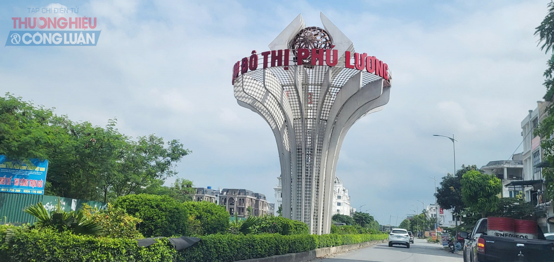 Theo ghi nhận, tại Khu đô thị mới Phú Lương rất ít người về ở, hàng loạt căn biệt thự, liền kề xây xong phần thô nhưng bỏ hoang cho cỏ mọc, tạo thành khung cảnh hoang hóa, nhếch nhác. Theo ghi nhận, tại Khu đô thị mới Phú Lương rất ít người về ở, hàng loạt căn biệt thự, liền kề xây xong phần thô nhưng bỏ hoang cho cỏ mọc, tạo thành khung cảnh hoang hóa, nhếch nhác.
