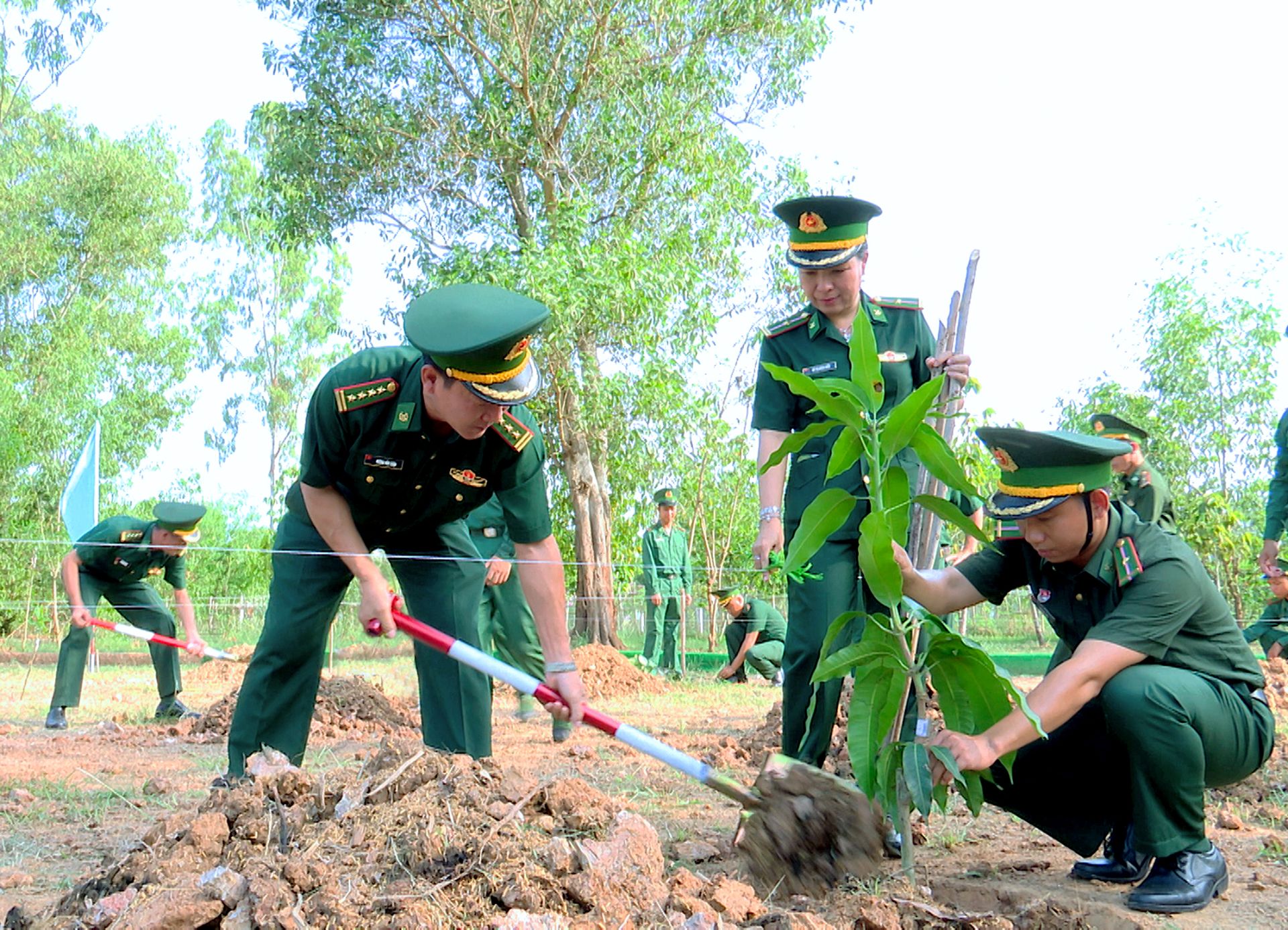 Thủ trưởng Bộ Chỉ huy BĐBP tỉnh cùng đại diện lãnh đạo các Phòng, Văn phòng Bộ Chỉ huy và cán bộ, chiến sĩ Tiểu đoàn Huấn luyện – Cơ động tham gia trồng cây Thủ trưởng Bộ Chỉ huy BĐBP tỉnh cùng đại diện lãnh đạo các Phòng, Văn phòng Bộ Chỉ huy và cán bộ, chiến sĩ Tiểu đoàn Huấn luyện – Cơ động tham gia trồng cây