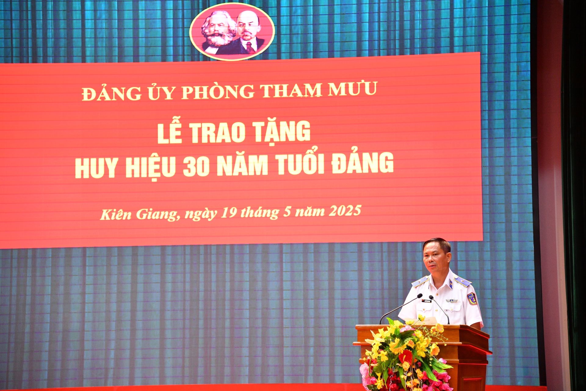 Thiếu tướng Nguyễn Văn Dũng, Bí thư Đảng ủy - Chính ủy Bộ Tư lệnh Vùng Cảnh sát biển 4 phát biểu tại buổi lễ.