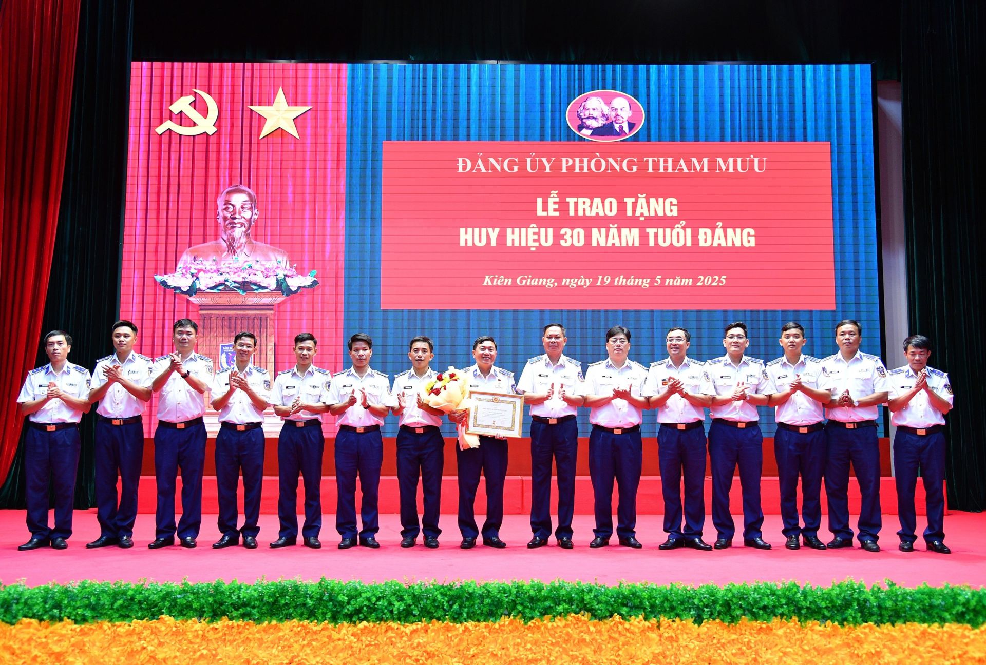 Trao tặng Huy hiệu 30 năm tuổi Đảng cho Phó Tư lệnh - Tham mưu trưởng BTL Vùng Cảnh sát Biển 4