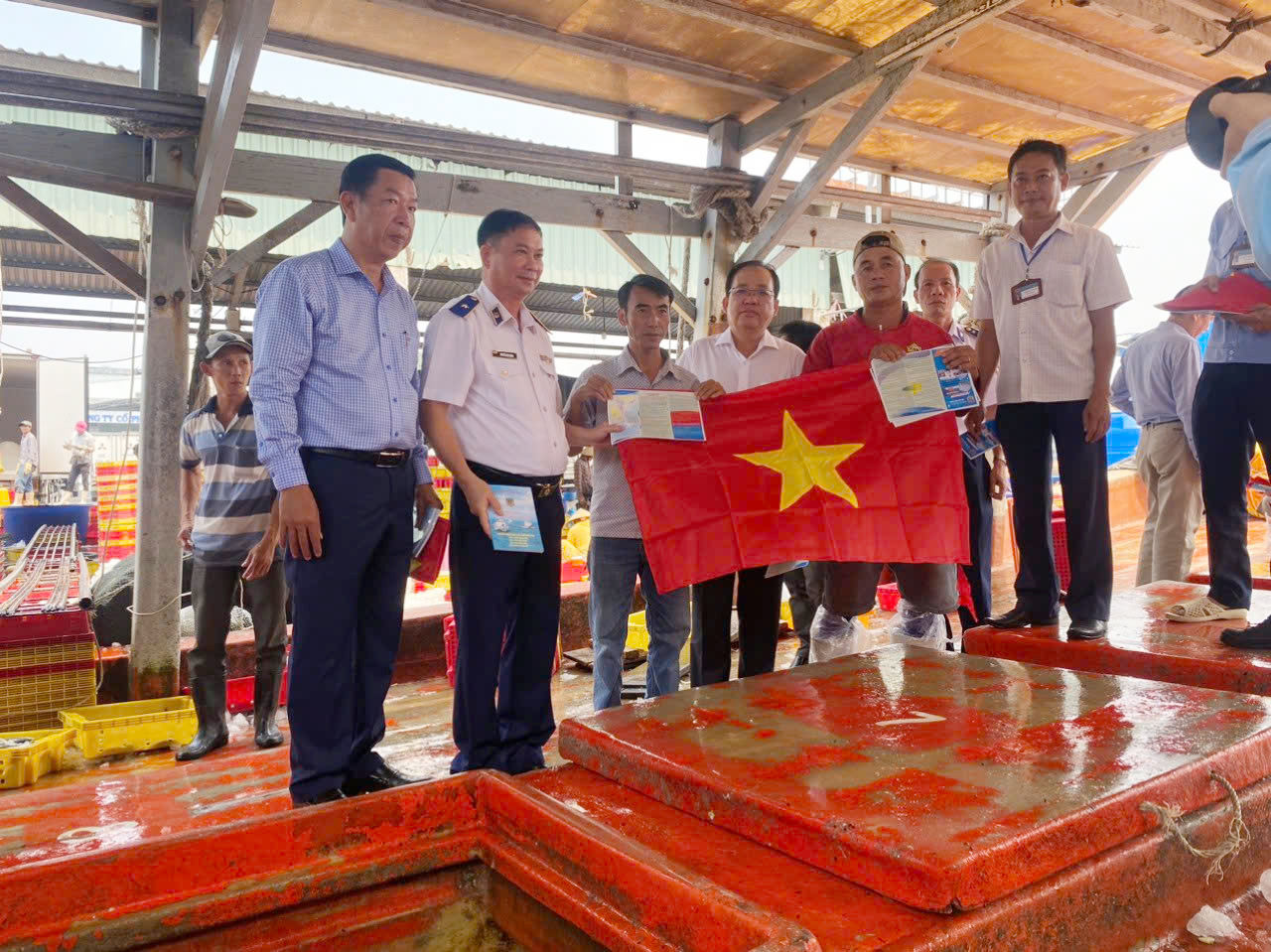 Thiếu tướng Nguyễn Văn Dũng, Bí thư Đảng ủy - Chính ủy Bộ Tư lệnh Vùng Cảnh sát biển 4 tuyên truyền pháp luật và tặng tờ rơi cho bà con ngư dân trên địa bàn Thiếu tướng Nguyễn Văn Dũng, Bí thư Đảng ủy - Chính ủy Bộ Tư lệnh Vùng Cảnh sát biển 4 tuyên truyền pháp luật và tặng tờ rơi cho bà con ngư dân trên địa bàn