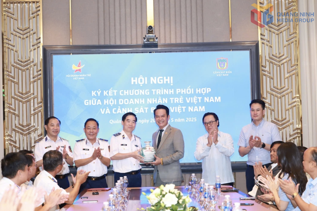 Đại diện hai đơn vị tặng quà lưu niệm sau lễ ký kết chương trình phối hợp.