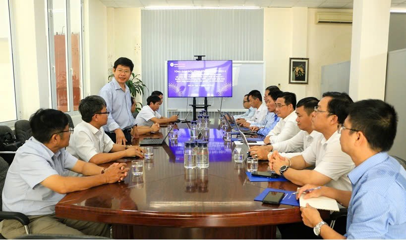 Ông Trần Văn Khánh - Giám đốc Công ty Thủy điện Buôn Kuốp báo cáo tại cuộc họp Ông Trần Văn Khánh - Giám đốc Công ty Thủy điện Buôn Kuốp báo cáo tại cuộc họp