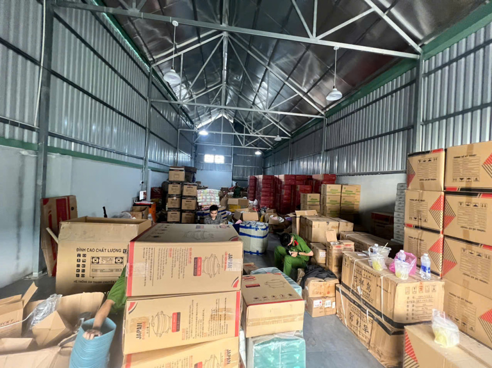 Lực lượng chức năng kiểm tra kho hàng tại thị trấn Bến Lức, huyện Bến Lức Lực lượng chức năng kiểm tra kho hàng tại thị trấn Bến Lức, huyện Bến Lức