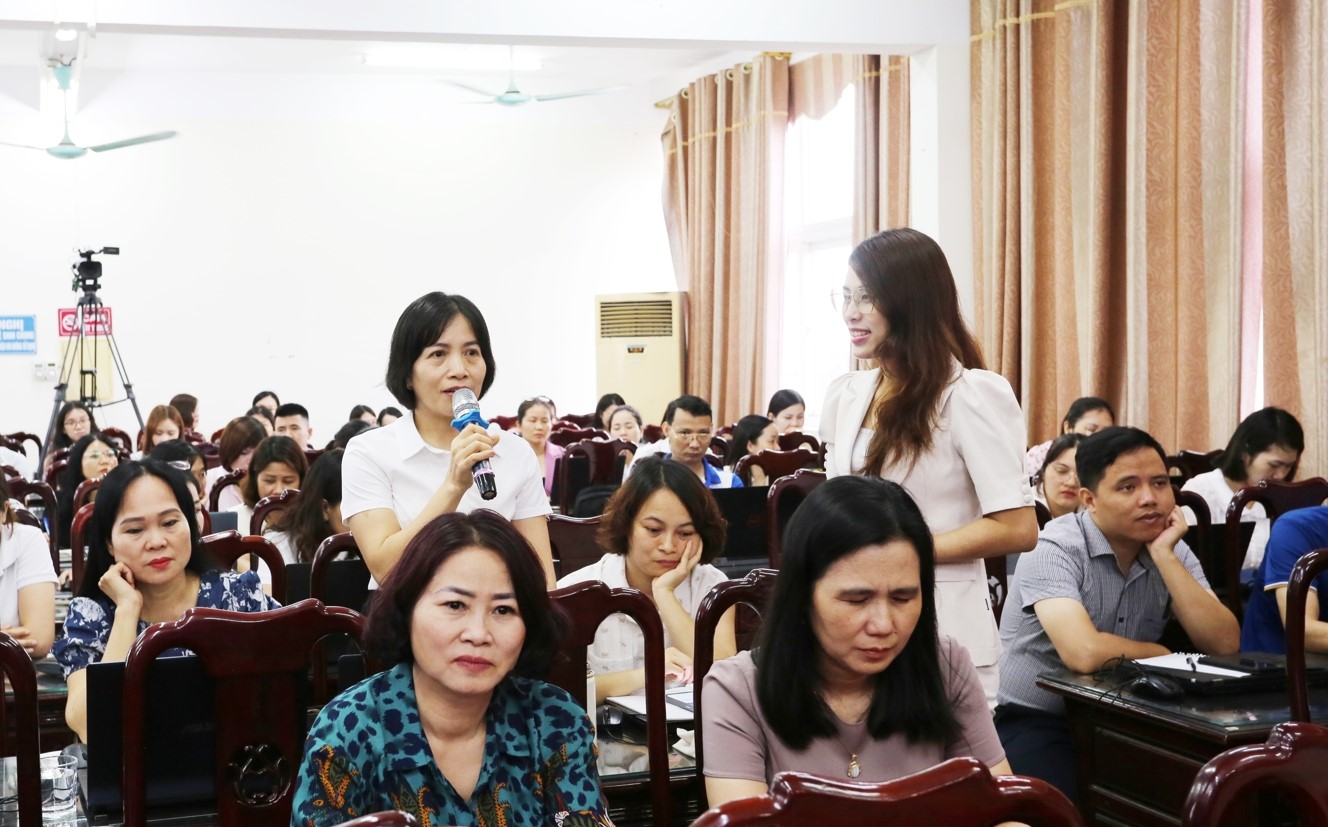 Các cán bộ Đoàn, giáo viên trẻ trao đổi tại Chương trình.