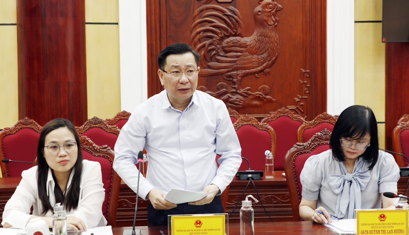 Phó Giáo sư, Tiến sỹ Hoàng Anh Huy, Hiệu trưởng Trường Đại học TN&MT Hà Nội phát biểu tại buổi làm việc.