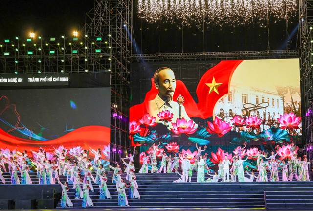 Ấn tượng sâu đậm từ chương trình nghệ thuật “Hồ Chí Minh – Người là niềm tin tất thắng” khép lại Lễ hội Làng Sen 2025
