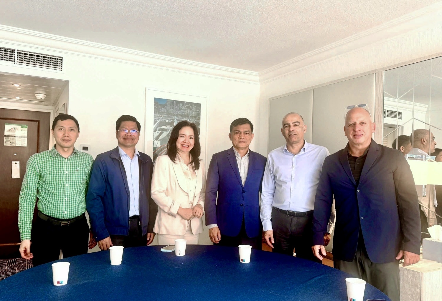 Đại diện PVCFC gặp gỡ và trao đổi cùng các đối tác