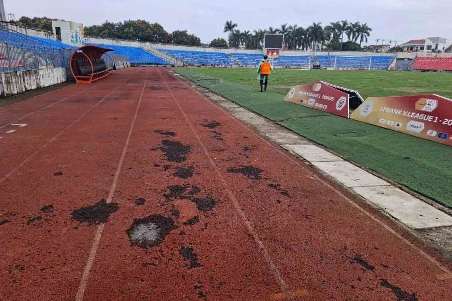 Đường chạy của sân vận động Hà Tĩnh đã xuống cấp, bong tróc.