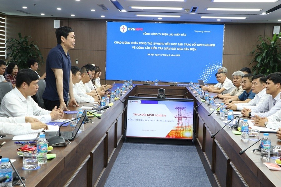 Ông Phan Tử Lượng - Phó tổng Giám đốc EVNNPC phát biểu tại buổi trao đổi kinh nghiệm với EVNSPC về công tác kiểm tra, giám sát mua bán điện